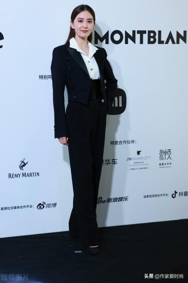 劉詩詩的時尚美太清純了，一顰一笑不做作，她的眼神和微笑好迷人