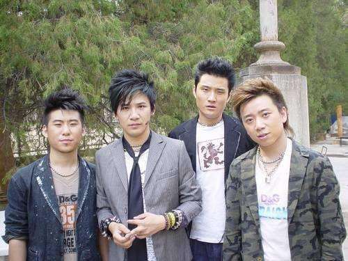 人間清醒大張偉：堅持和隊友對半分賬，拒絕黃小蕾，只寵胖媳婦兒