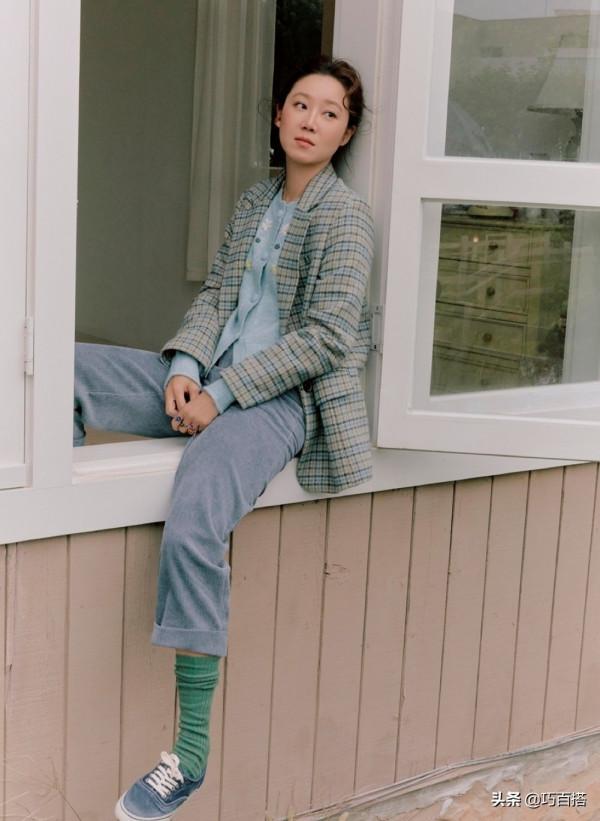 孔孝真最新照片釋出，各種保暖單品齊上陣，時尚感一點不輸小年輕