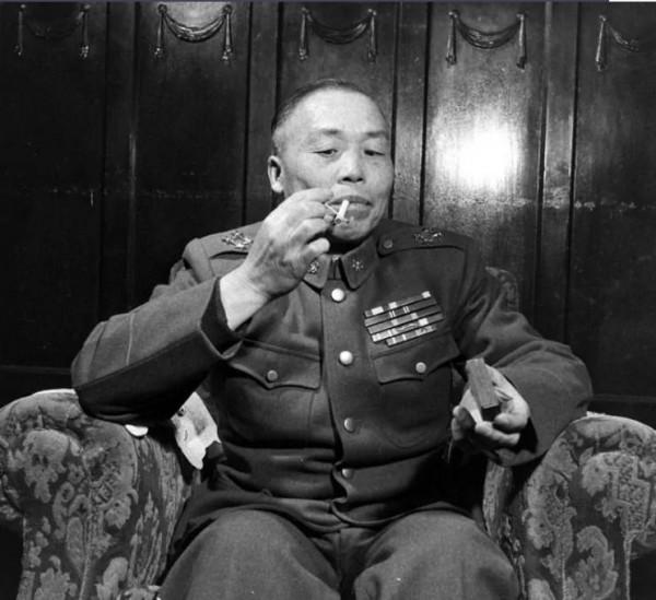 李宗仁評價蔣介石:軍事和政治都是二流貨色,唯獨權術無人出其右 李宗仁評價蔣介石:軍事和政治都是二流貨色,唯獨權術無人出其右