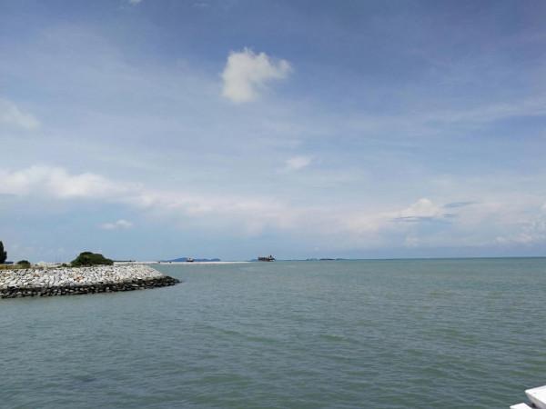 回憶是條悠長的海岸線，風平浪靜的馬六甲海峽