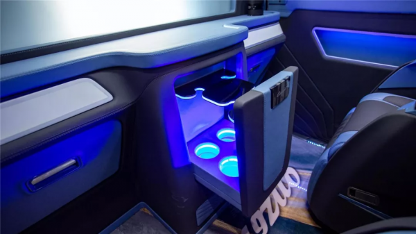 冰藍配色未來科幻感破屏而出！霍夫勒6座商務車：超豪華高檔配置