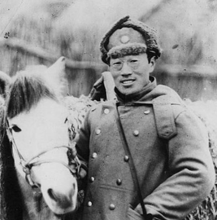 1977年萬毅向黨中央提一請求，鄧小平看後批示：他過去是有貢獻的