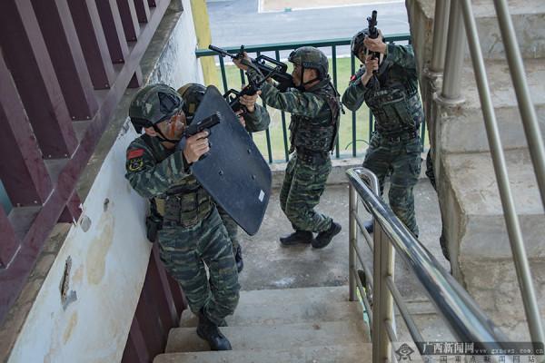 武警廣西總機動支隊反恐演練影像:實戰實訓礪尖兵 武警廣西總機動支隊反恐演練影像:實戰實訓礪尖兵