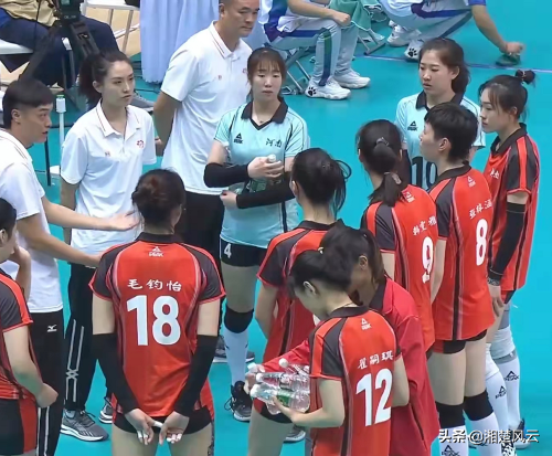 河南女排3-0勝浙江隊,終於擺脫副班長位置,朱婷與隊友擊拳相慶 河南女排3-0勝浙江隊,終於擺脫副班長位置,朱婷與隊友擊拳相慶