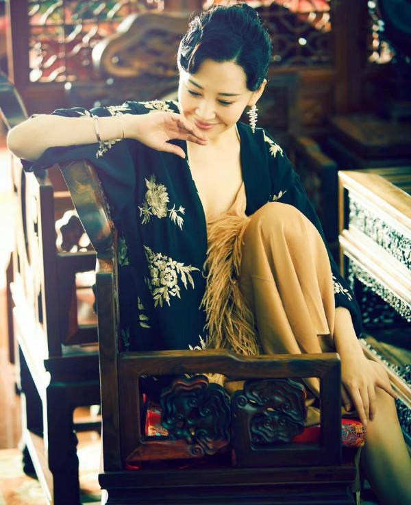 52歲的許晴竟把21歲謀女郎比下去？寶石被戴成風油精，氣質差太多