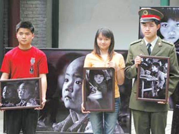 還記得她嗎，一張照片改變命運，時隔30年已從淋雨者變成撐傘人