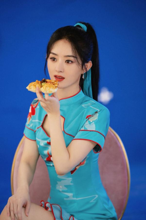 趙麗穎最新美食大片大爆火！穿國風旗袍造型封神，堪比時尚大片