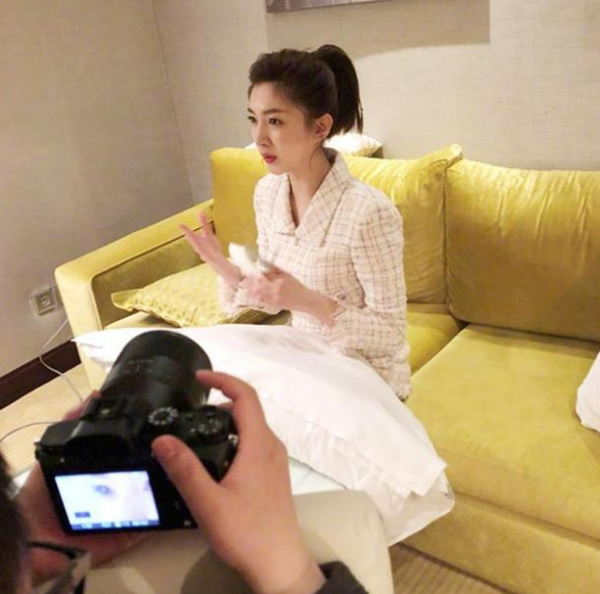 明星為拍美照太拼了,高圓圓跪地上,楊冪用吹風機,我只服張一山 明星為拍美照太拼了,高圓圓跪地上,楊冪用吹風機,我只服張一山