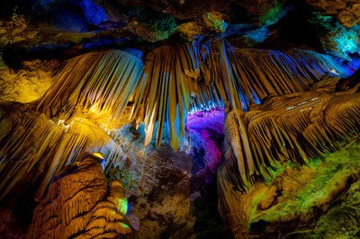 河南必去的溶洞景區，是座大型的石灰岩溶洞，是攀登愛好者的天堂