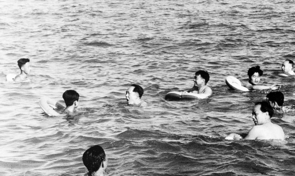 建國以後，主席得知同窗伍如春家境窘迫，親筆信送去300元人民幣