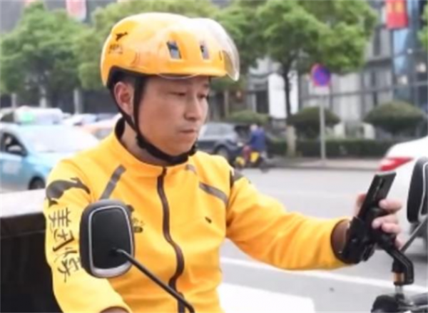 姚志剛:辭去銀行行長自主創業,虧損230萬後卻因送外賣走紅 姚志剛:辭去銀行行長自主創業,虧損230萬後卻因送外賣走紅