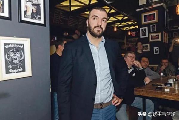 安東尼禮讓三分，加內特在他面前像個乖寶寶，他才是真正的黑老大