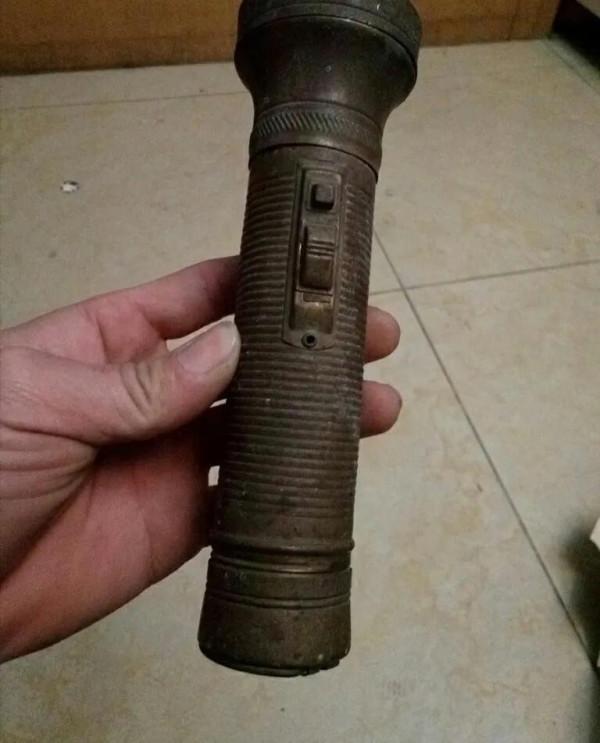 兩人一狗勇闖大別山無名山洞,爬至洞內三里處,狗卻突然大聲狂吠 兩人一狗勇闖大別山無名山洞,爬至洞內三里處,狗卻突然大聲狂吠