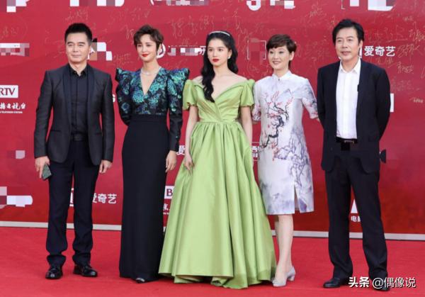 北影節紅毯：佟麗婭好仙，baby完美駕馭大紅裙，鞏俐比耶有點萌