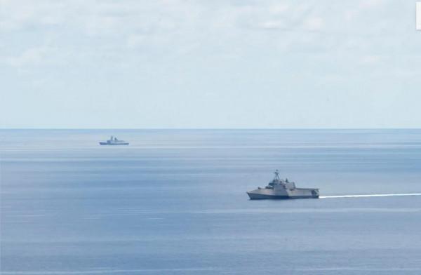 首見054A極近距離對峙美國瀕海艦，發揚海上拼刺刀精神，寸土不讓