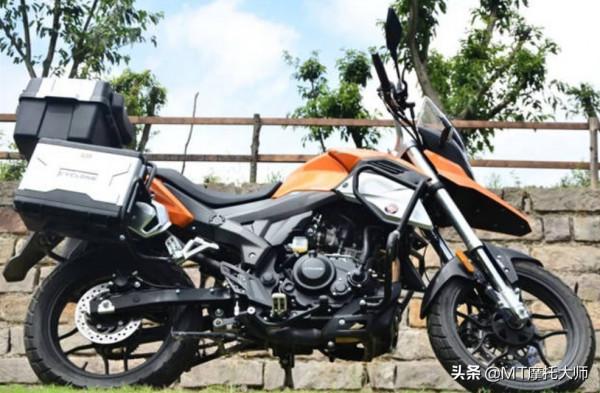 不到1.5萬，就能摩旅！賽科龍小拉力RX1S：續航500km，標配ABS