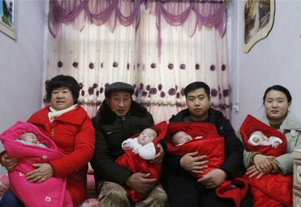 她拒絕減胎，冒著風險產下4胞胎，今全家幫忙帶娃的場景讓人羨慕