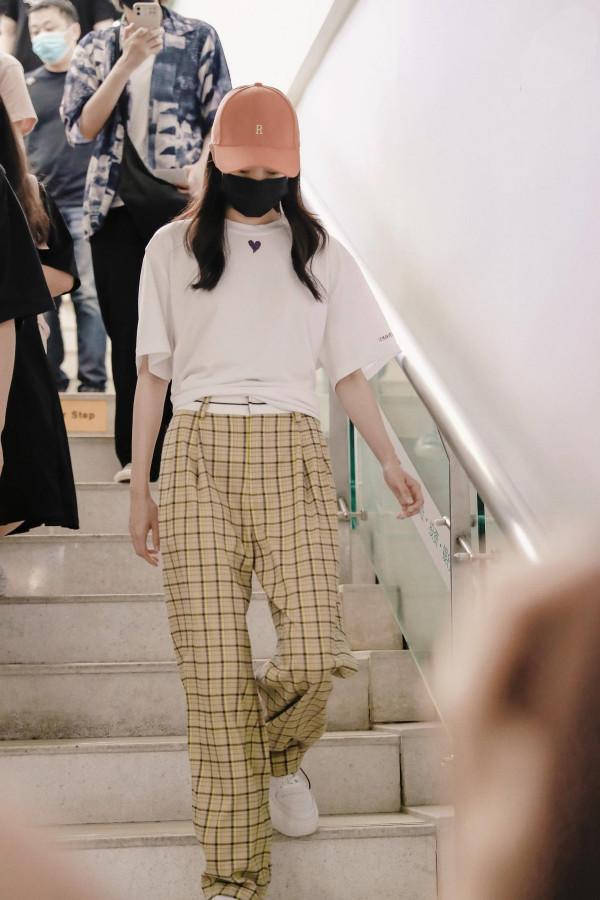 張小斐和賈玲遊環球影城,姐妹倆都瘦了,小斐穿白T恤都快撐不起 張小斐和賈玲遊環球影城,姐妹倆都瘦了,小斐穿白T恤都快撐不起