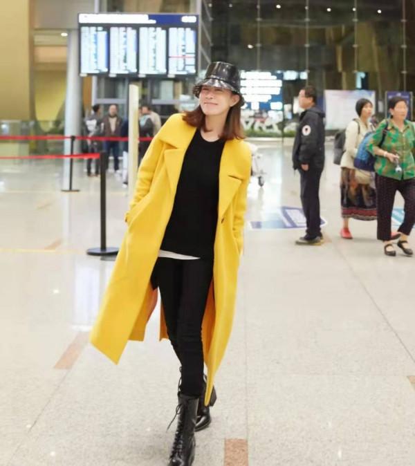 46歲佘詩曼身材真不賴，穿風衣配短褲，腿“細”到連靴筒都塞不滿