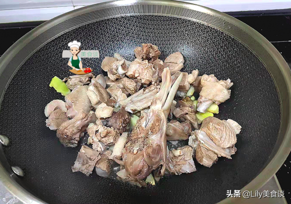 秋天，吃豬肉不如吃它，加芋頭燜一鍋真香，營養不上火，別不懂吃