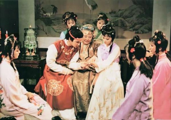 他因為長得醜，飾演了87版《紅樓夢》的賈環，今成斯文儒雅萌大叔