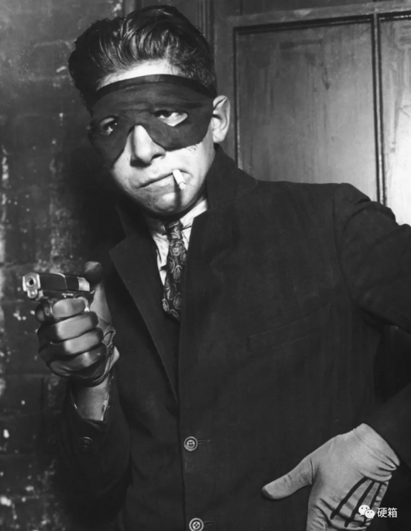 有一幫人,他們喜歡把湯普森衝鋒槍藏在琴盒裡 有一幫人,他們喜歡把湯普森衝鋒槍藏在琴盒裡