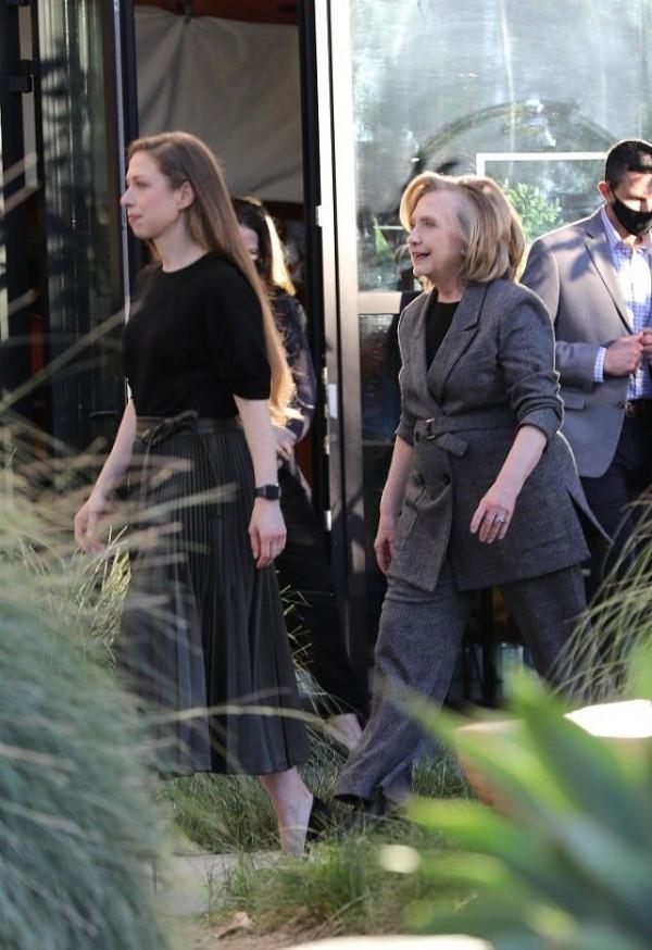 希拉里母女高調現身街頭，42歲女兒罕見露面，74歲希拉里打扮隆重