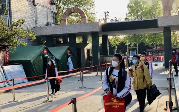 因學校不讓外帶食物,倆學生校門口狂喝11盒牛奶,涉事校長被約談 因學校不讓外帶食物,倆學生校門口狂喝11盒牛奶,涉事校長被約談