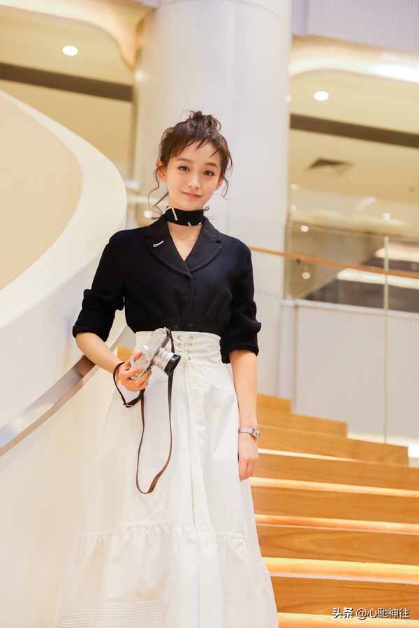 何泓姍身穿黑色翻領西服搭配白色高腰長裙，復古風滿滿