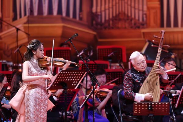 方錦龍“音樂脫口秀”嗨翻全場,北京新年音樂會如約歸來 方錦龍“音樂脫口秀”嗨翻全場,北京新年音樂會如約歸來