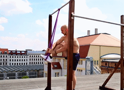 引體向上硬拉8個，已經屬於高手級別，背部和手臂肌肉力量強大