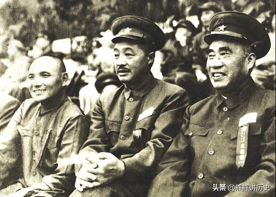 建國後，八大元帥罕見合影，年紀最輕的林總站C位