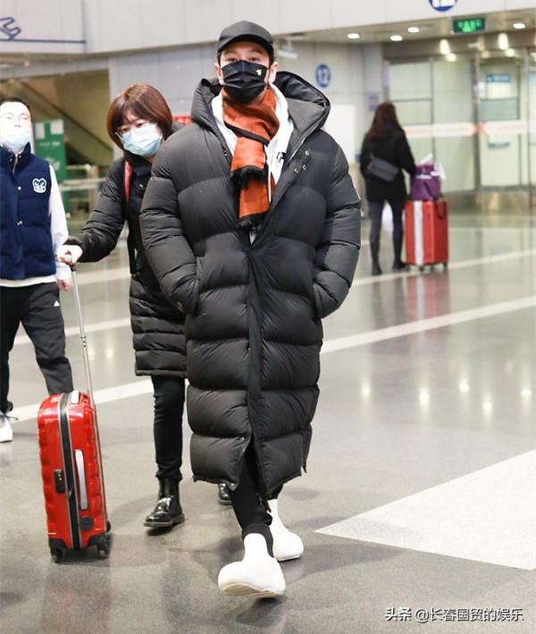 黃曉明離婚後首次露面,獨自出行面無表情 黃曉明離婚後首次露面,獨自出行面無表情