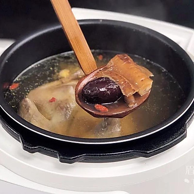 超級爽口下飯的當歸乳鴿湯，上桌秒光