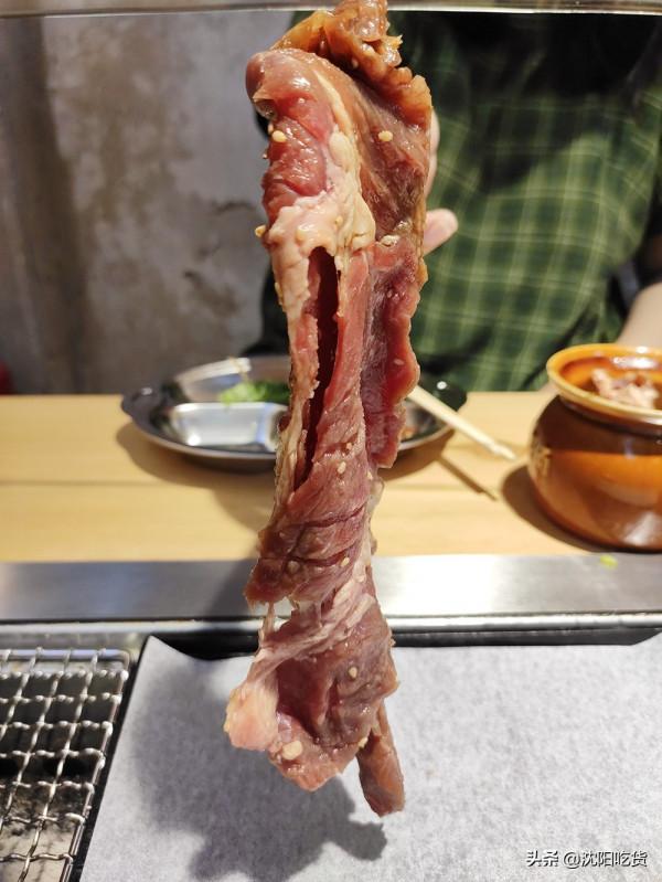 吃烤肉之前先拿個手推車，像逛超市似的選菜，可鐵板煎可篦子烤