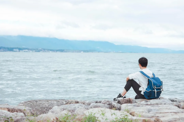 人到中年才明白，頭頂沒傘的人，凡事靠自己