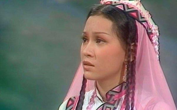 別硬演“異域美人”,有人翩翩起舞一眼萬年,有的還是把臉遮上吧 別硬演“異域美人”,有人翩翩起舞一眼萬年,有的還是把臉遮上吧