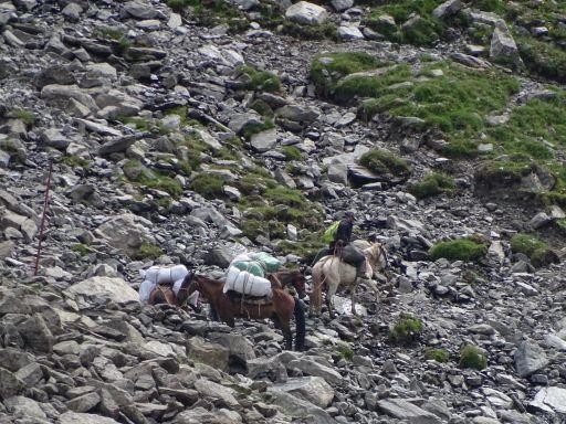 新疆徒步穿越烏蘇古道第二天翻越包紮敦達板