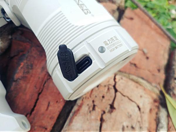 自帶風扇的漫客MK38手電很科幻，開啟照的又亮又遠又長久