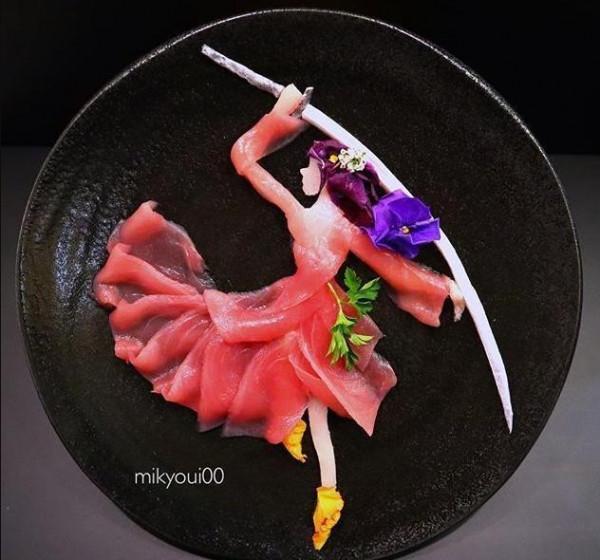 店家用動漫角色當盤子！網友吐槽：生意好是有原因的