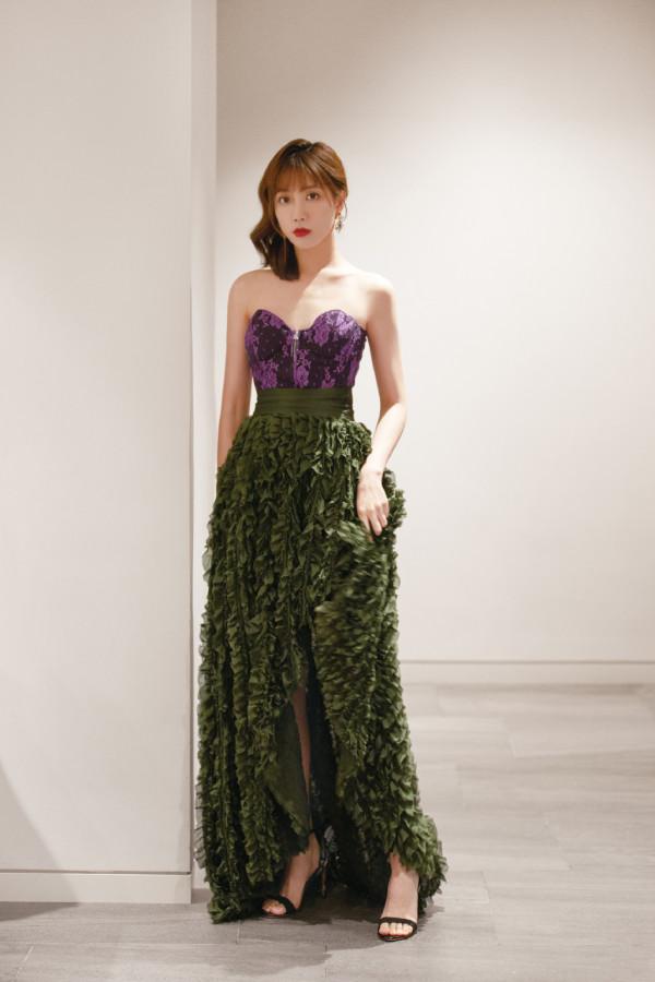 蟬聯兩屆冠軍的李藝彤曬海灘美照,一襲淡黃色長裙,養眼吸睛 蟬聯兩屆冠軍的李藝彤曬海灘美照,一襲淡黃色長裙,養眼吸睛