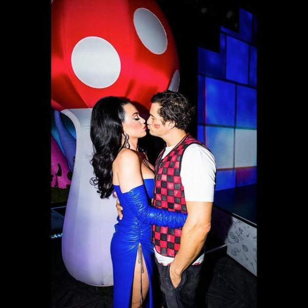 45歲精靈王子給哺乳中的未婚妻餵飯，水果姐太感動，開演唱會養家