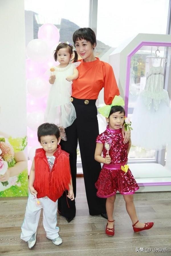 陳浩民真有福氣,嬌妻蔣麗莎穿橘色上衣配闊腿褲時髦幹練,超好看 陳浩民真有福氣,嬌妻蔣麗莎穿橘色上衣配闊腿褲時髦幹練,超好看