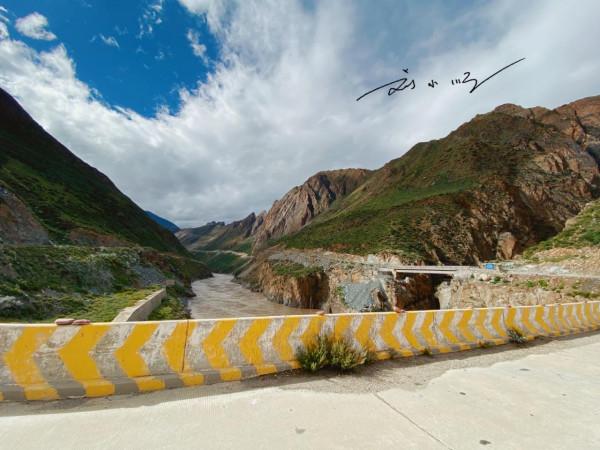 西藏洛隆的重要橋樑,就在國道349旁邊,曾是跨越怒江的唯一通道 西藏洛隆的重要橋樑,就在國道349旁邊,曾是跨越怒江的唯一通道