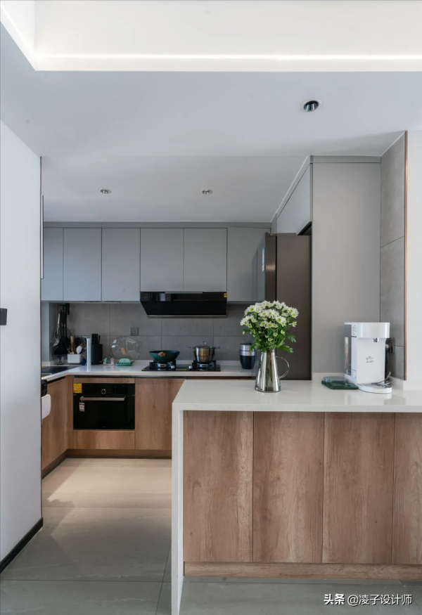 95㎡陽光暖居，入戶以亞克力透明管做隔斷，效果喜人