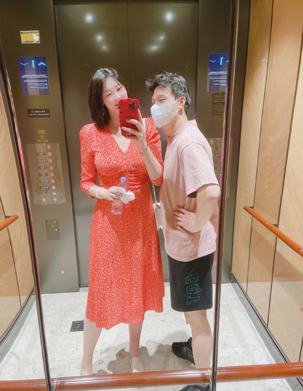 惠若琪為女大辦百日宴，女兒個頭超大首露正臉，北大老公黑眼圈重