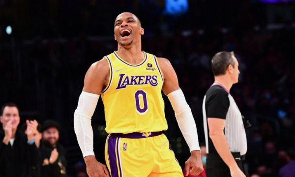 睜眼瞎判!詹姆斯傳球出界衝向女裁判強力施壓,隨後改判湖人球權 睜眼瞎判!詹姆斯傳球出界衝向女裁判強力施壓,隨後改判湖人球權