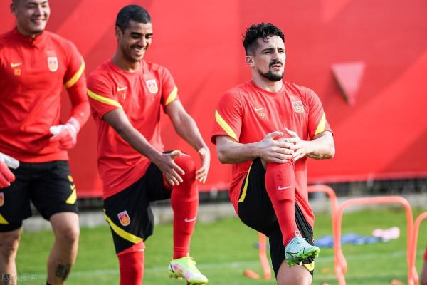 國足官宣：費南多因家庭問題離隊，阿蘭洛國富抵達日本與球隊會合