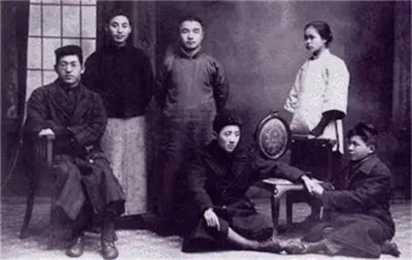 “背影”之下,隱藏著一個父子決裂、婚姻不和、一貧如洗的朱自清 “背影”之下,隱藏著一個父子決裂、婚姻不和、一貧如洗的朱自清